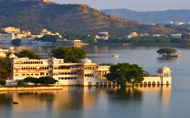 Lake Pichola : अरावली की पहाड़ियाँ, चमचमाती झील और किनारों पर बने महल